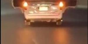 دون رخصة وبحركات مجنونة.. سقوط سائق الميكروباص المتهور في المقطم