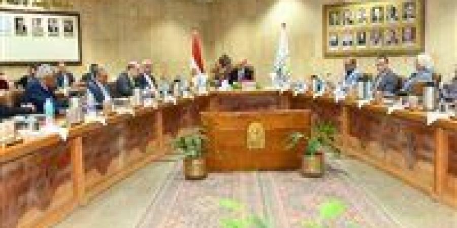 تخفيض رسوم الدراسات العليا أهمها… قرارات هامة في اجتماع مجلس جامعة أسيوط