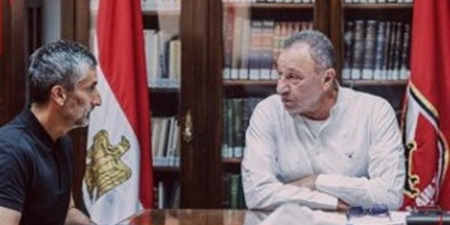 كواليس أول اجتماع بين الخطيب والجهاز الفني الجديد لفريق الكرة بالأهلي (فيديو)