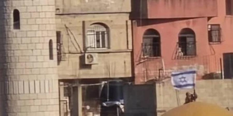 استفزاز جديد.. قوات الاحتلال ترفع علم إسرائيل على قبة مسجد بالضفة الغربية