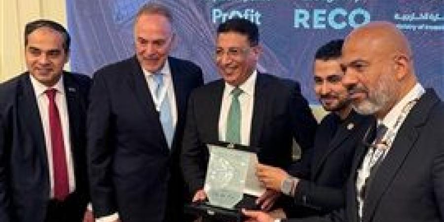 تكريم الدكتور محمد شلبي على إسهاماته في قطاع التطوير العقاري خلال المائدة المستديرة لـ« Ethmar»