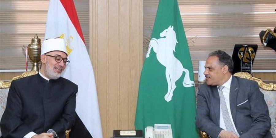 محافظ الشرقية يستقبل مفتي الجمهورية بمكتبه بالديوان العام