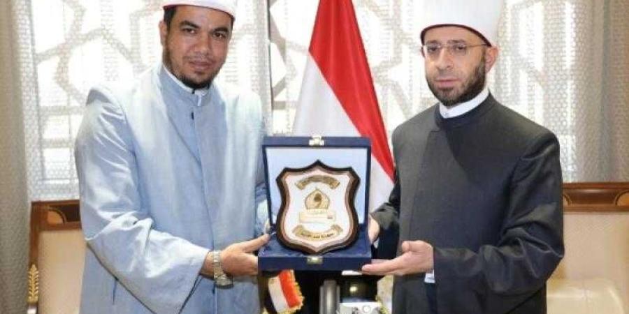 إمام بالأوقاف يتبرع بجزء من جائزته في مسابقة القرآن الكريم لأهل غزة