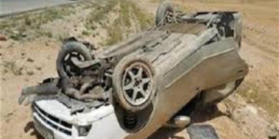 ارتطمت بالرصيف.. إنقلاب سيارة ملاكي على طريق السويس