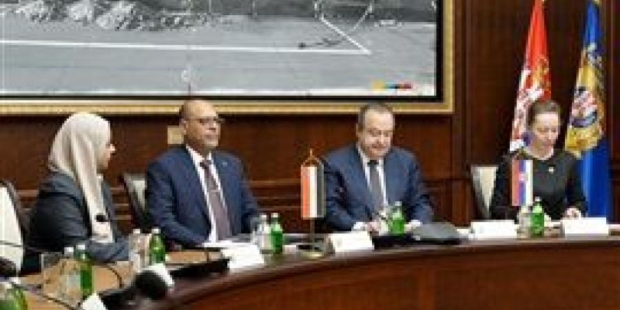 وزير العمل يلتقي وزير الداخلية الصربي لتسهيل تنقل الأيدي العاملة بين البلدين