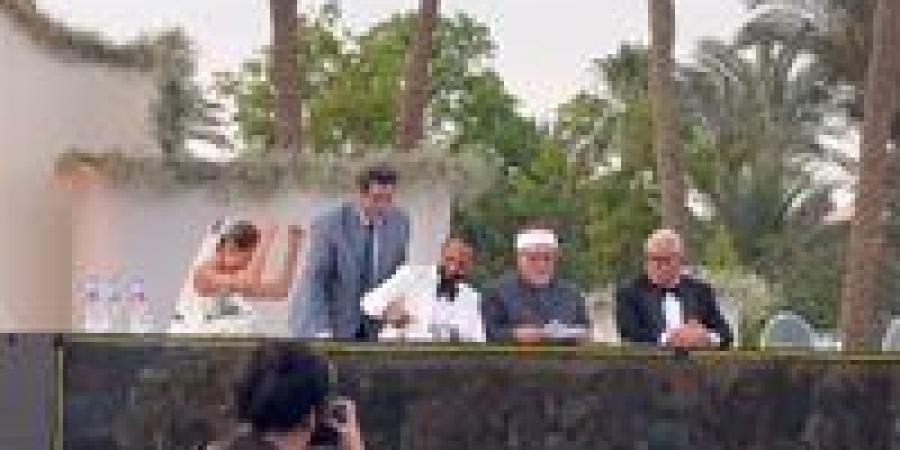 فرحة هستيرية للعروسين.. الشيخ خالد الجندي يعقد قران أمينة خليل والمصور أحمد زعتر |صور