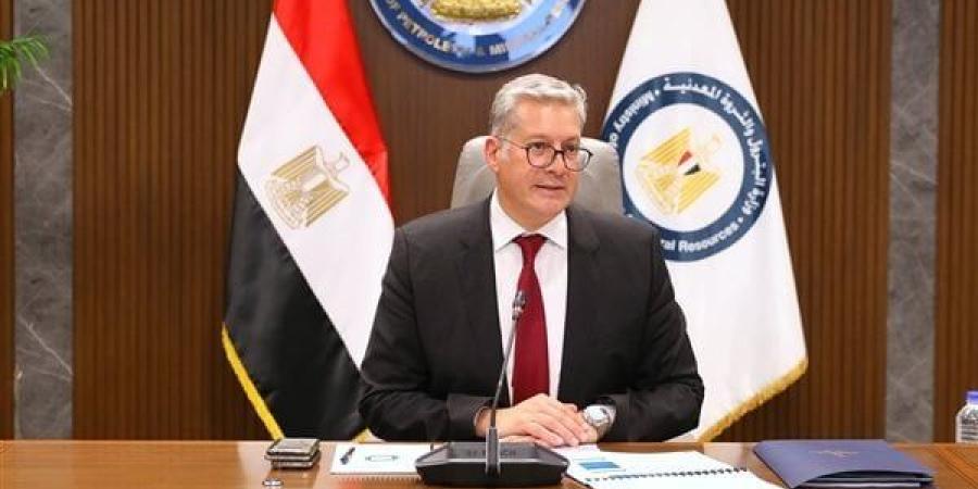 بالأسماء.. وزير البترول يعتمد حركة ترقيات واسعة بالوزارة