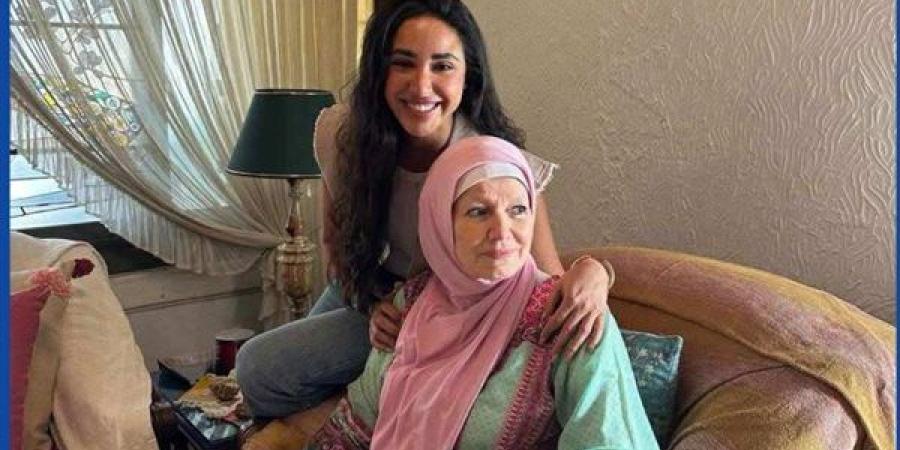 بمبادرة من أشرف زكي.. آية سماحة تعتذر للفنانة مشيرة إسماعيل في منزلها..شاهد