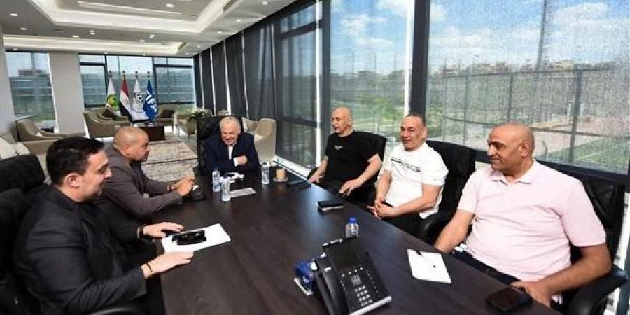 أبو ريدة ودياب يجتمعان مع الجهاز الفني للمنتخب لمراعاة ارتباطاته بالمسابقات المحلية