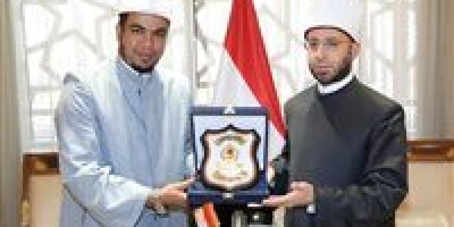 وزير الأوقاف يكرم إماما تبرع بجزء من جائزته في المسابقة العالمية للقرآن لـ غزة