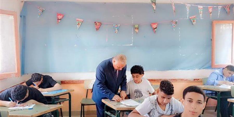 وكيل تعليم الفيوم يتفقد أعمال امتحانات الشهادة الإعدادية