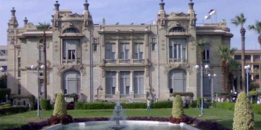 أول تعليق من جامعة عين شمس بشأن سقوط طالبة بكلية البنات على السلم