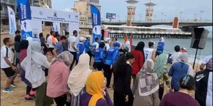 عقب ليلة من الطقس العاصف.. سفير الهند يشارك في احتفالية لليوجا بالإسكندرية