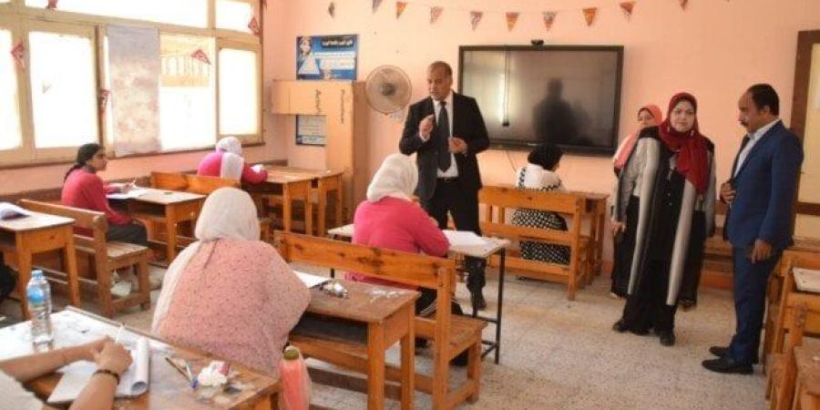 مدير تعليم بورسعيد يتفقد لجان الإعدادية بإدارة شمال التعليمية