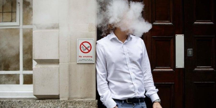 قانون منع التدخين بالأماكن العمومية.. غياب التطبيق يفاقم الكلفة الصحية