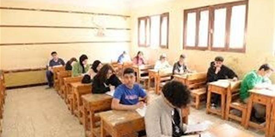 محافظ أسيوط يتفقد مدرستي ناصر الإعدادية والثانوية ويتابع سير امتحانات الشهادة الإعدادية