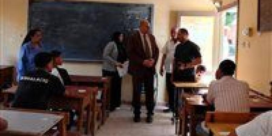 تعليم قنا: إحالة 5 طلاب للشؤون القانونية بعد ضبطهم بهواتف في امتحانات الإعدادية بدشنا