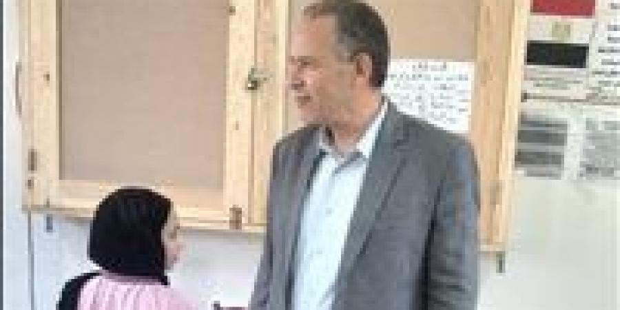 مدير تعليم أسيوط يجري جولة لمتابعة امتحانات الإعدادية في يومها الثاني