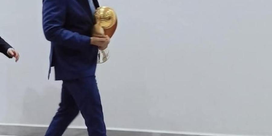 ممدوح عيد يحضر اجتماع رابطة الأندية حاملاً كأس دوري أبطال إفريقيا