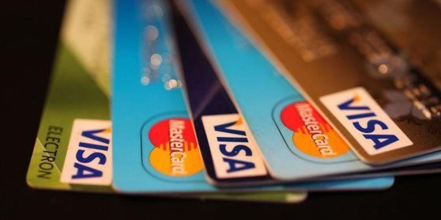 من ماكينات البنوك.. حبس سيدتين تتزعمان عصابة لسرقة أموال كبار السن