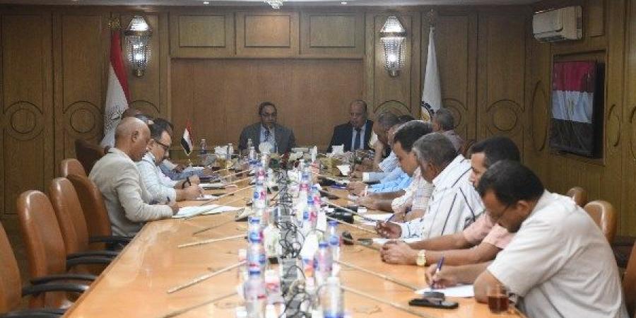 محافظ قنا يبحث آليات تنمية الموارد الذاتية وتحسين استغلال الأصول العامة