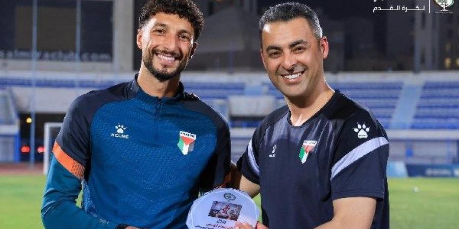 الفدائي يواصل الاحتفال.. منتخب فلسطين يكرم وسام أبو علي مهاجم الأهلي بعد تتويجه بالدوري (صور)