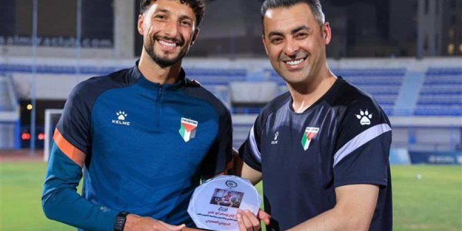 منتخب فلسطين يكرم وسام أبو علي بعد التتويج بالدوري المصري