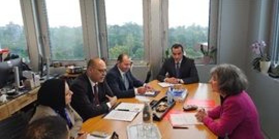 وزير العمل يلتقى مدير إدارة المعايير ورئيس قسم الحريات النقابية بجنيف