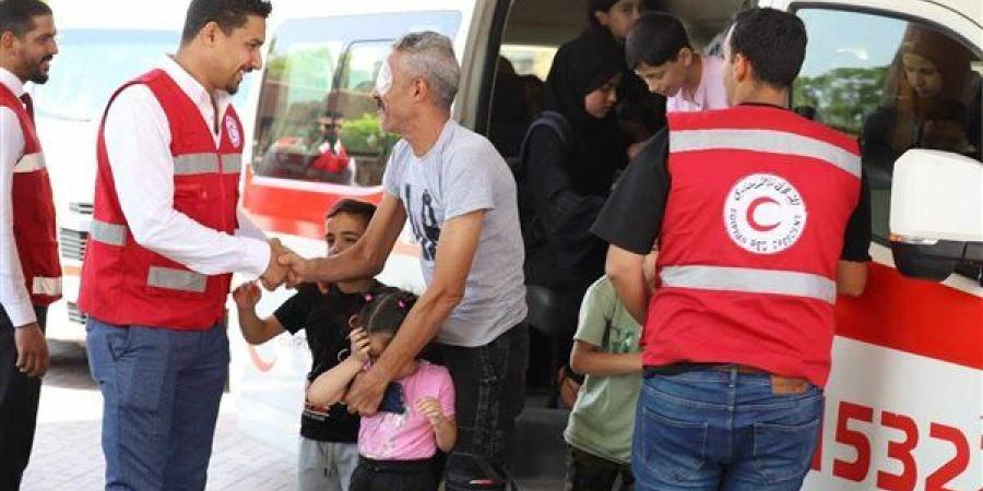الهلال الأحمر المصري يوزع ملابس العيد على أطفال الأسر الفلسطينية والمصرية الأكثر احتياجًا