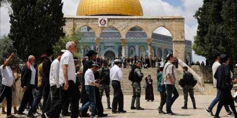 عشرات المستوطنين يقتحمون المسجد الأقصى وسط حراسة شرطة الاحتلال