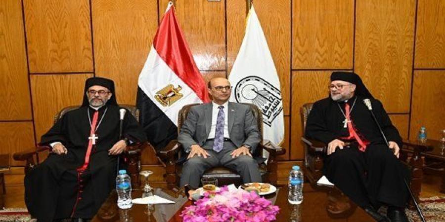 رئيس جامعة أسيوط يلتقي قيادات الكنائس لتهنئة عيد الأضحى المبارك