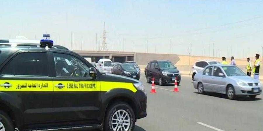 المرور : تحرير 911 مخالفة للملصق الإلكتروني ورفع 47 سيارة ودراجة نارية متروكة