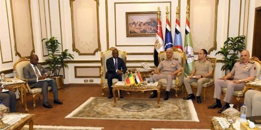 وزير الدفاع يلتقي وزير خارجية جمهورية بنين.. شاهد