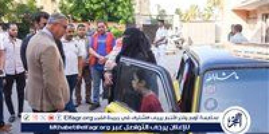 في استجابة إنسانية عاجلة وعقد "تاكسي" جديد..محافظ الإسكندرية يطمئن على أحد مصابي العاصفة