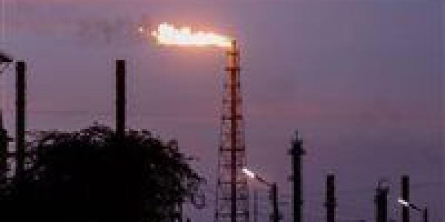 تراجع النفط 25 سنتًا مع توقع زيادة إنتاج 411 ألف برميل يوميًا