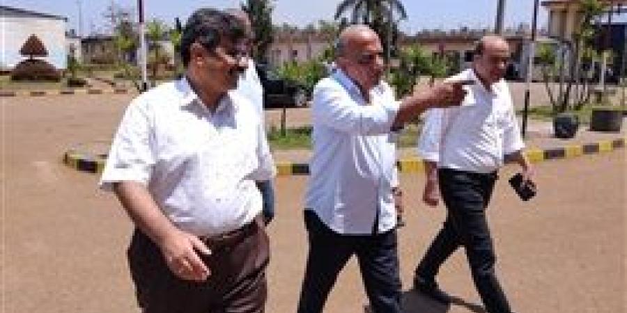 في عز الزحام والحر.. عصمت يتابع “نبض الكهرباء” من أبو قير