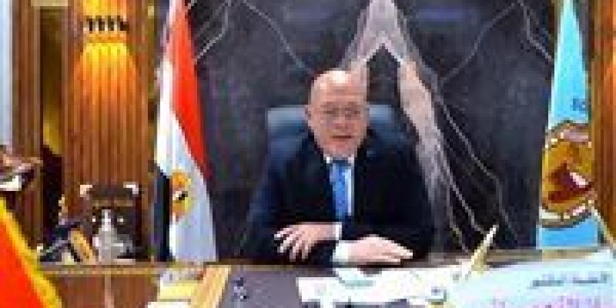 شاهد| رئيس جامعة سوهاج يفاجئ 43 من أوائل الكليات بقرار تعينهم كمعيدين