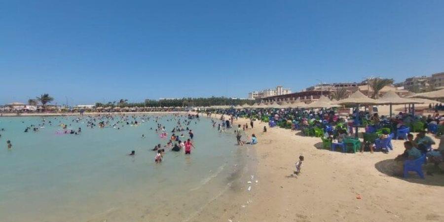 إقبال كثيف للمواطنين على شواطئ الغردقة خلال أيام عيد الأضحى المبارك