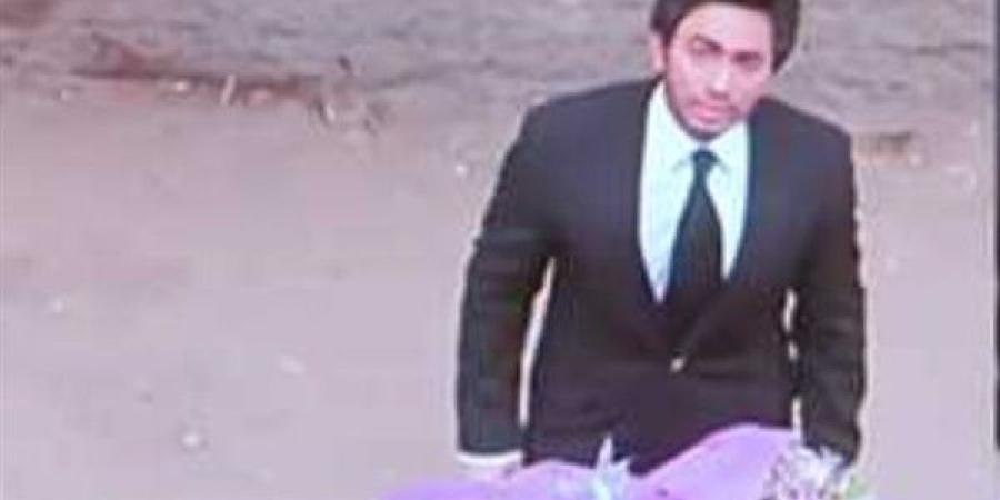 تامر حسني يعلّق على فيديو شاب يقلد «عمر وسلمى»: "بابا طلع البطل الحقيقي"!