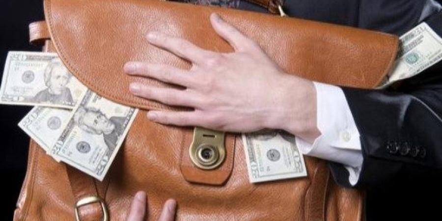 احذر.. جريمة الاختلاس تعرضك لعقوبة السجن المؤبد طبقا للقانون