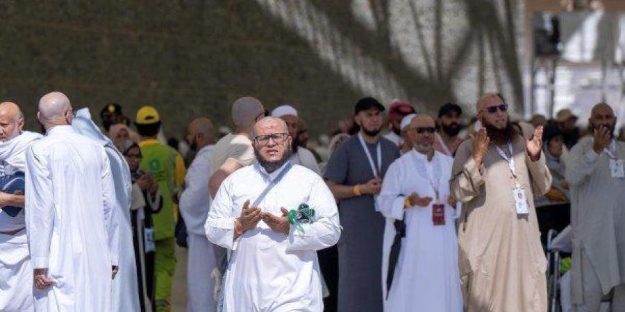 حجاج بيت الله الحرام يرمون الجمرات الثلاث في ثاني أيام التشريق