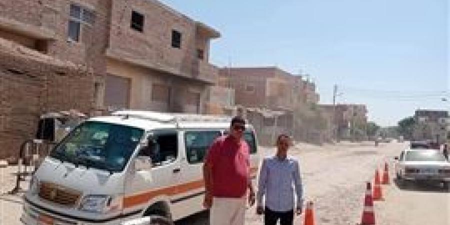 " علاء ابراهيم " يتفقد موقف صندفا لمتابعة توافر السيارت الالتزام بالتعريفة