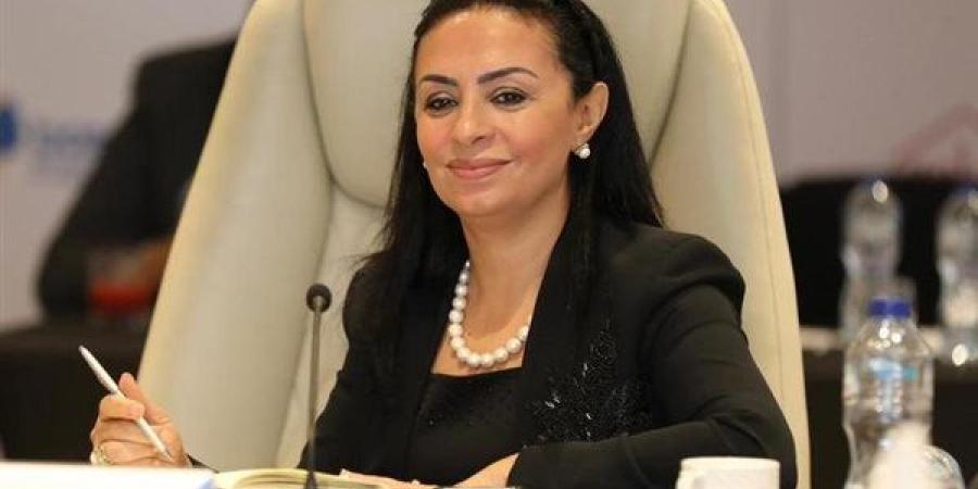 وزيرة التضامن توجه بصرف 100 ألف جنيه لأسرة بطل "حريق سيارة البنزين"