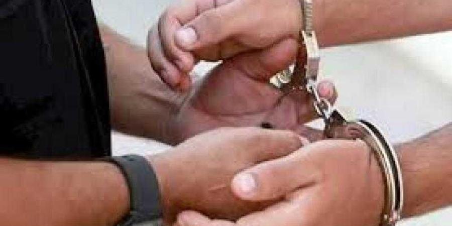 عامل يقتل زوجته طعنا في الصف