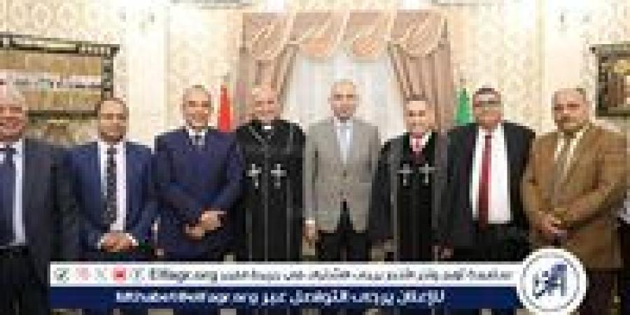 محافظ المنيا يستقبل المهنئين بعيد الأضحي بديوان المحافظة