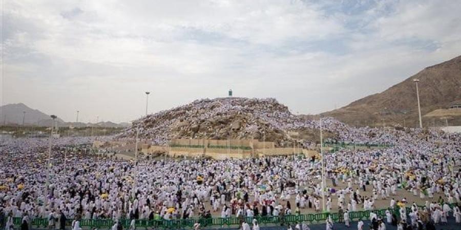 العلاقات الإنسانية بوزارة الداخلية تفوج أسر الشهداء إلى المدينة المنورة