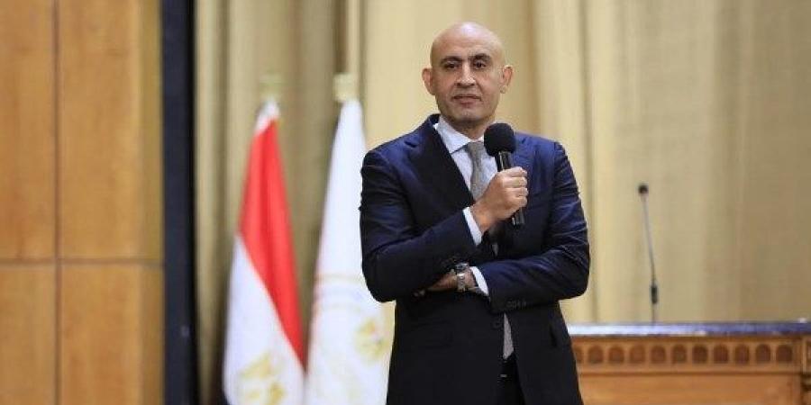 «مجهودات استثنائية وتوجيهات حاسمة».. وزير التعليم محمد عبد اللطيف يقود "معركة" الثانوية العامة