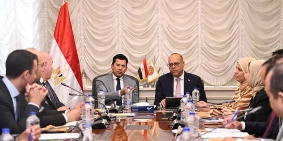 وزير العمل وأشرف صبحي يتفقان على تحويل مراكز الشباب لمنصات تدريب وإنتاج لتوظيف الشباب