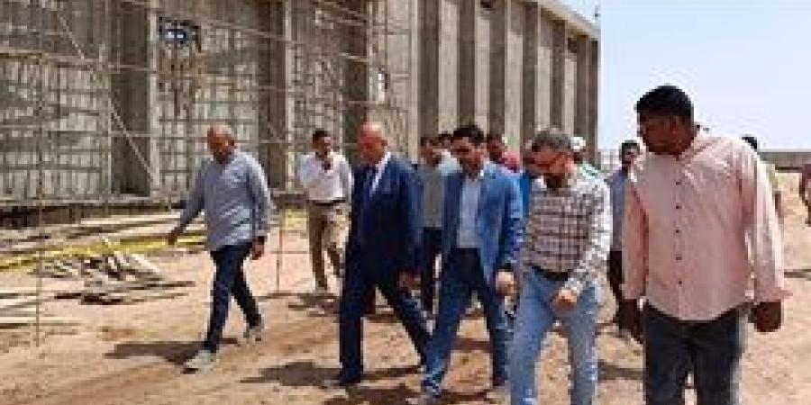 مسئول ب"المجتمعات العمرانية" يتفقد عدد من مشروعات المرافق بالعبور الجديدة