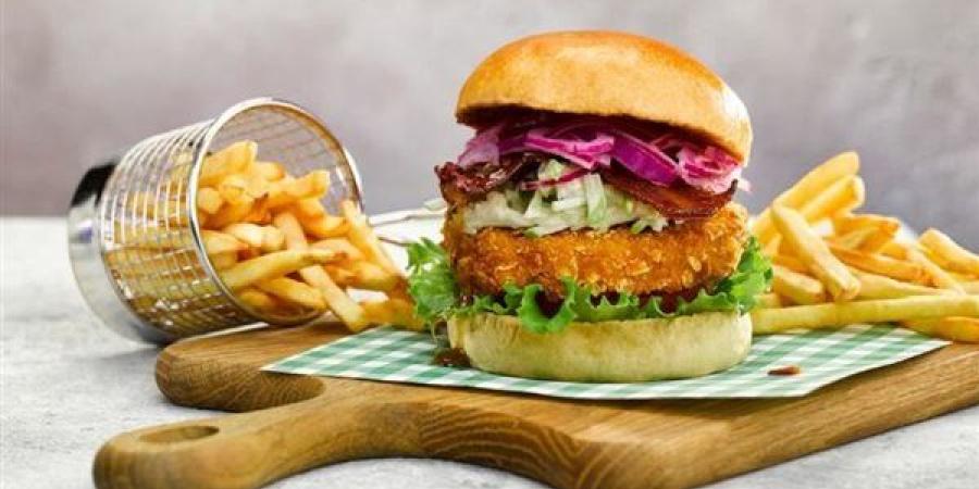 أحلي واضمن.. حضري برجر الدجاج المقرمش في المنزل لأولادك